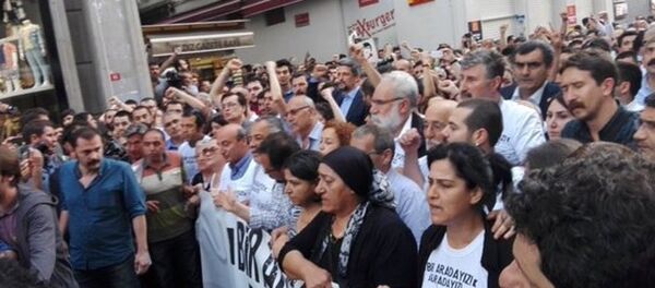 İstanbul İstiklal Caddesi'nde, Gezi Parkı eylemlerinin yıldönümü sebebiyle toplanan grubun önünü kesen polis, gruba dağılmaları yönünde çağrıda bulundu. - Sputnik Türkiye
