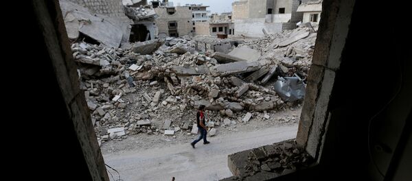 Suriye'nin İdlib kentinde bir adam, 'muhaliflerin' kontrolündeki bölgede yürüyor. - Sputnik Türkiye