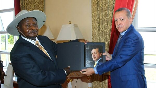 Cumhurbaşkanı Recep Tayyip Erdoğan, Uganda'da, Cumhurbaşkanı Yoweri Museveni tarafından karşılandı - Sputnik Türkiye