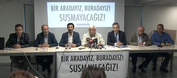 Türk Mühendis ve Mimar Odaları Birliği (TMMOB), Mimarlar Odası'nın kullanımında olan Yıldız Sarayı Dış Karakol binasının dün boşaltılması ve 15 kişinin gözaltına alınmasıyla ilgili bir basın toplantısı düzenledi. - Sputnik Türkiye