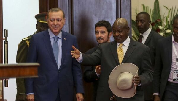 Cumhurbaşkanı Recep Tayyip Erdoğan'ın Afrika gezisinin ilk durağı olan Uganda'da iki ülke arasında diplomatik, askeri, savunma, eğitim, turizm, spor, enerji gibi alanlarda anlaşma ve mutabakat muhtıraları imzalandı. Anlaşma ve mutabakat muhtıraları, Cumhurbaşkanı Erdoğan ve Uganda Cumhurbaşkanı Yoweri Museveni huzurunda imzalandı. - Sputnik Türkiye
