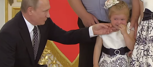Putin, ağlayan küçük kızı teselli etti - Sputnik Türkiye