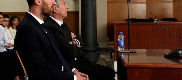 Lionel Messi hâkim karşısında. - Sputnik Türkiye