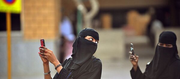 Cep telefonuyla fotoğraf çeken Suudi kadınlar. - Sputnik Türkiye