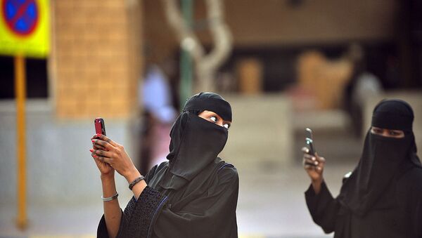 Cep telefonuyla fotoğraf çeken Suudi kadınlar. - Sputnik Türkiye