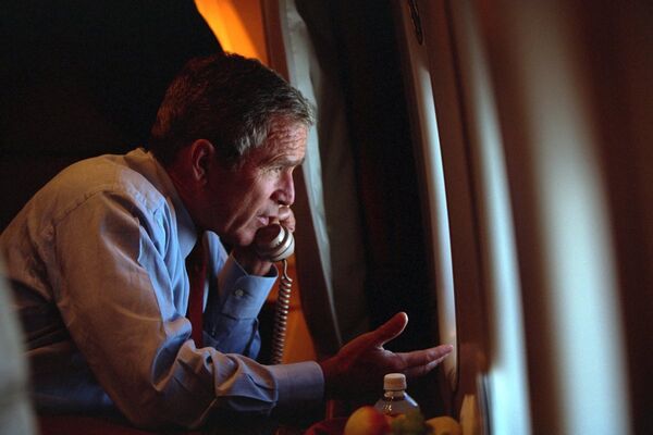 ABD Ulusal Arşivi, Başkan George W. Bush'un 11 Eylül 2001'de New York ve Washington'da 3000'e yakın kişinin ölmesine neden olan terör saldırılarını öğrendiği anın yeni fotoğraflarını yayımladı. - Sputnik Türkiye