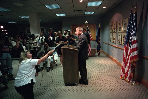 ABD Ulusal Arşivi, Başkan George W. Bush'un 11 Eylül 2001'de New York ve Washington'da 3000'e yakın kişinin ölmesine neden olan terör saldırılarını öğrendiği anın yeni fotoğraflarını yayımladı. - Sputnik Türkiye