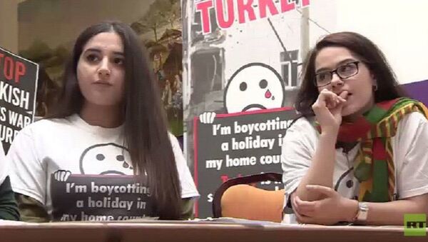 İngiltere'de Türk ve Kürtlerden oluşan bir grup, Türk turizminin boykot edilmesi amacıyla 'Türkiye'ye Gitmeyin' (#DontGoTurkey) adını verdikleri bir kampanya başlattı. - Sputnik Türkiye