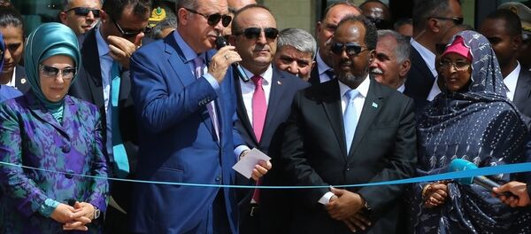 Cumhurbaşkanı Recep Tayyip Erdoğan, resmi ziyaret için bulunduğu Somali'nin başkenti Mogadişu'da Cumhurbaşkanı Hasan Şeyh Mahmud ile birlikte Türkiye'nin Mogadişu Büyükelçiliği'nin açılışını yaptı. - Sputnik Türkiye