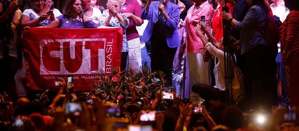 Brezilya’da eski Devlet Başkanı Dilma Rousseff ile beraber binlerce kadın, ‘Darbeye karşı demokrasiden yana kadınlar’ yürüyüşünde bir araya geldi. - Sputnik Türkiye