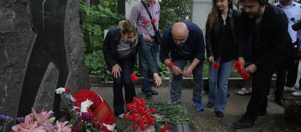 Şair Nâzım Hikmet, 53. ölüm yıldönümünde Moskova'da Novodeviçi Mezarlığı'nda, kabri başında anıldı. - Sputnik Türkiye