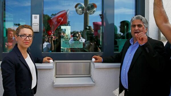MHP Narlıdere İlçe Başkanı Metin Keskin, Almanya'nın İzmir Başkonsolosluğu’nun güvenlik kulübesine yumurta bıraktı. - Sputnik Türkiye