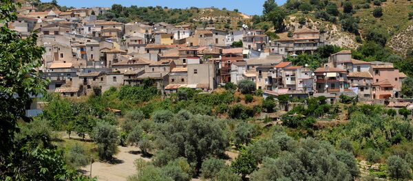 İtalya'ya gelen göçmenlere iş ve barınak imkanı sağlayan Riace kasabası. İtalya'ya gelen göçmenlere iş ve barınak imkanı sağlayan Riace kasabası. - Sputnik Türkiye