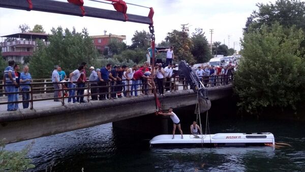 Osmaniye'de midibüs sulama kanalına devrildi - Sputnik Türkiye