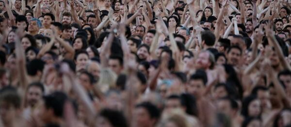 Kolombiya’nın Bogoto şehrinde 6 binin üzerinde gönüllü  anadan doğma soyunarak fotoğraf çektirdi - Sputnik Türkiye