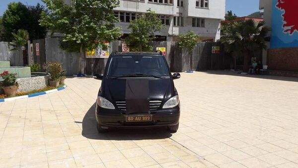 AK Partili Düziçi Belediyesi Başkanı Ökkeş Namlı’nın 'Ermeni Soykırımı' tasarısının Alman Federal Meclisi’nde onaylanmasına tepki olarak Mercedes’ine bez gerdi ve arabanın logosunu sakladı. - Sputnik Türkiye