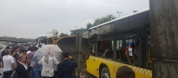 Hafriyat kamyonu metrobüs yoluna girdi - Sputnik Türkiye