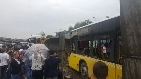 Hafriyat kamyonu metrobüs yoluna girdi - Sputnik Türkiye