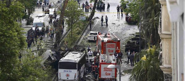 ​​Saldırıya uğrayan çevik kuvvet otobüsünün İstanbul Üniversitesi Fen Edebiyat Fakültesi'ne gittiği öğrenildi. - Sputnik Türkiye