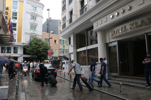 Saldırının ardından turistler otellerinden ayrılıyor. - Sputnik Türkiye