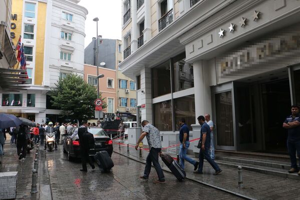 Saldırının ardından turistler otellerinden ayrılıyor. - Sputnik Türkiye