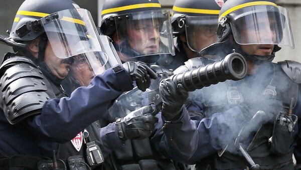Riot police confront protestors during a demonstration against French labour law reform in Paris, France, May 12, 2016 - Sputnik Türkiye