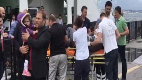 İstanbul Sirkeci’de arabalı vapur iskeleye çarptı. Kazada vapurda bulunan 2 yolcu yaralandı. Yaralılar, ambulansla hastaneye götürülürken kazanın nedeniyle ilgili inceleme sürüyor. - Sputnik Türkiye