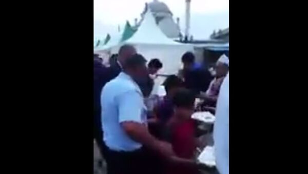 Bingöl'de yemek almak isteyen Suriyeli çocukların zorla iftar çadırından dışarı çıkarıldığı öne sürüldü. - Sputnik Türkiye