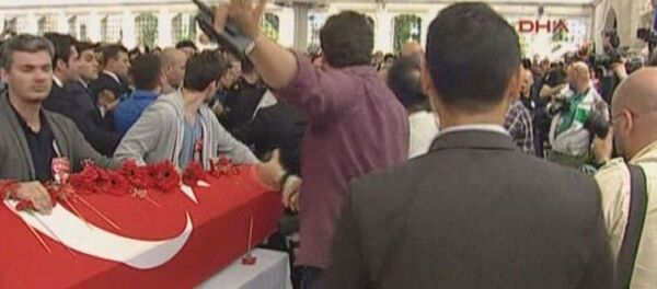 Vezneciler’deki saldırıda hayatını kaybeden polislerin cenaze töreninde bir grup, CHP lideri Kemal Kılıçdaroğlu'nun çelengine tepki göstererek üzerindeki ismi sökmeye çalıştı. - Sputnik Türkiye