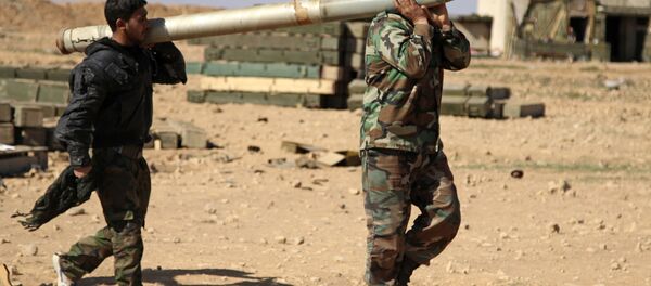 Rakka yakınlarındaki Suriye askerleri. - Sputnik Türkiye