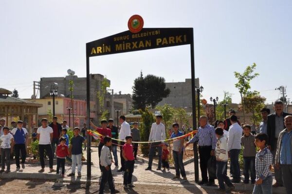 Şanlıurfa’nın Suruç ilçesinde, yeni açılan bir parka PYD üyesi olan ve 2014 yılında IŞİD’e karşı intihar saldırısında canlı bomba olarak kendini patlatan Arin Mirkan adı verildi. - Sputnik Türkiye
