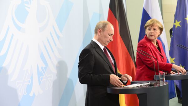 German Chancellor Angela Merkel (R) and Russian President Vladimir Putin at the Chancellery in Berlin.The main topic was the unrest in Syria, as Western powers attempt to persuade the Kremlin to drop its support for the regime of Bashir al-Assad (File) - Sputnik Türkiye