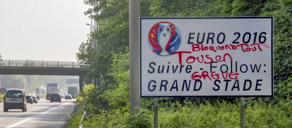 This picture taken on June 6, 2016 shows a tagged road board reading Let's block everything, all on strike over an exit road indication to a Euro 2016 stadium on the circular road of Lille, northern France 3 days before the beginning of the Euro 2016 championship. - Sputnik Türkiye