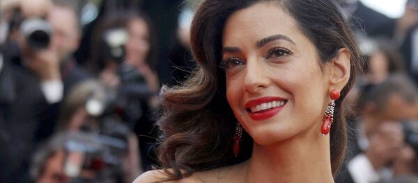 Amal Clooney, eşi George Clooney’nin rol aldığı ‘Money Monster’ filminin Cannes’daki galasında. - Sputnik Türkiye