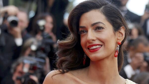Amal Clooney, eşi George Clooney’nin rol aldığı ‘Money Monster’ filminin Cannes’daki galasında. - Sputnik Türkiye