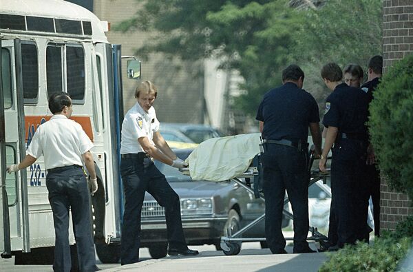 Oklahoma eyaletinin Edmond kentinde Patrick Henry Sherril isimli bir kişi çalıştığı postanede 20 Ağustos 1986 tarihinde saldırı gerçekleştirdi. Saldırgan 10 dakika içerisinde 14 kişiyi öldürüp 6 kişiyi yaraladıktan sonra başına ateş ederek intihar etti. - Sputnik Türkiye