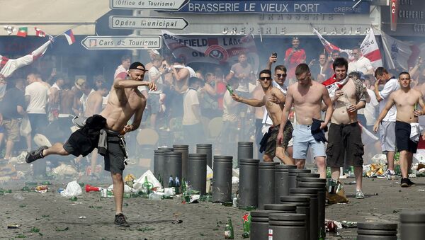 Des supporters anglais jettant des projectiles dans le Vieux-Port de Marseille après le match Angleterre-Russie - Sputnik Türkiye