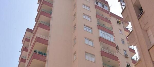 Adana'nın İncirlik Üssü'nde görevli ABD'li itfaiye şefi 61 yaşındaki Thaddeus Mithcheel Borowicz, içeride unuttuğu anahtarlarını almak için damdan 10. kattaki dairesine pencereden girmek isterken düşerek öldü. - Sputnik Türkiye