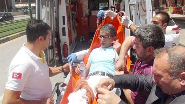 Gaziantep'te cihatçıların hedefinde olan gazeteci Murat Güreş kimliği belirsiz bir kişinin bıçaklı saldırısına uğradı. - Sputnik Türkiye