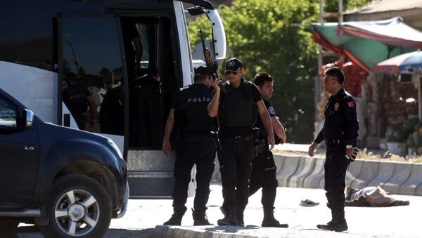 Van’ın merkez İpekyolu İlçesi Sebze Hali Kavşağı’nda güvenlik güçleri ile PKK’lılar arasında çatışma çıktı. Çatışmada 1’i sağ 3’ü ölü olmak üzere 4 PKK’lı ele geçirilirken, 1 polis memuru da yaralandı. - Sputnik Türkiye