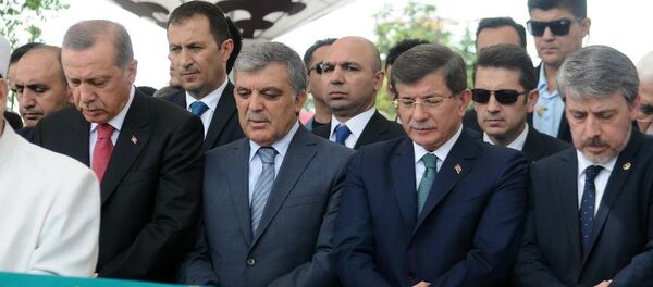 Başbakan Yardımcısı Numan Kurtulmuş'ın eniştesi, İlim Yayma Vakfı'nın eski başkanlarından Asım Taşer, Fatih Camii'nde kılınan cenaze namazıyla son yolculuğuna uğurlandı. Cenazeye Cumhurbaşkanı Recep Tayyip Erdoğan, 11. Cumhurbaşkanı Abdullah Gül ve eski başbakan Ahmet Davutoğlu da katıldı. - Sputnik Türkiye