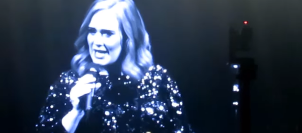 Ünlü İngiliz şarkıcı Adele, Belçika’da verdiği konserde şarkılarını Orlando saldırısında ölenlere ithaf etti. - Sputnik Türkiye
