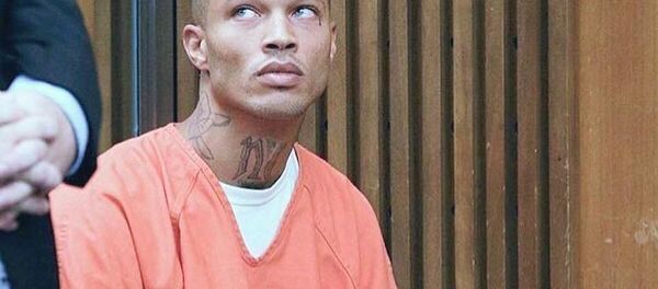 Suçlarından çok sabıka fotoğrafıyla tanınan ve ‘seksi mahkûm’ olarak anılan ABD’li Jeremy Meeks - Sputnik Türkiye