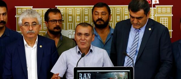 CHP İstanbul Milletvekili Ali Şeker (sağda), beraberinde CHP milletvekilleri ve Berkin Elvan'ın babası Sami Elvan (ortada) ile parlamentoda basın toplantısı düzenledi. - Sputnik Türkiye