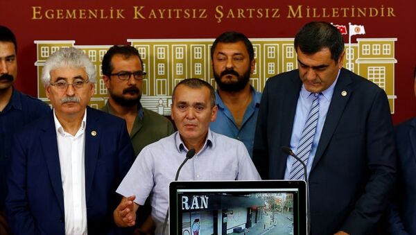 CHP İstanbul Milletvekili Ali Şeker (sağda), beraberinde CHP milletvekilleri ve Berkin Elvan'ın babası Sami Elvan (ortada) ile parlamentoda basın toplantısı düzenledi. - Sputnik Türkiye