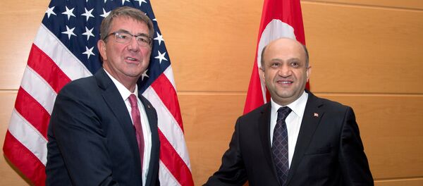 ABD Savunma Bakanı Ashton Carter ile Milli Savunma Bakanı Fikri Işık - Sputnik Türkiye