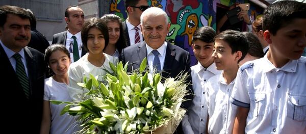 Başbakan Binali Yıldırım, kendisinin de mezun olduğu Piri Reis Ortaokulu'nda öğrencilerin karne dağıtım törenine katıldı. - Sputnik Türkiye