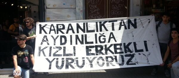 2002 yılına kadar kız lisesi olarak eğitim verdikten sonra, karma eğitime geçen 167 yıllık Beyoğlu Anadolu Lisesi’nde, gelecek dönem itibarıyla yeniden sadece kız öğrencilerin alınacak olması öğrenciler tarafından protesto edildi. - Sputnik Türkiye