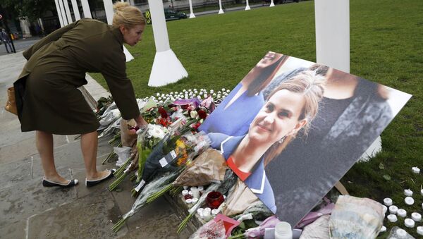A woman leaves a floral tribute next to a photograph of murdered Labour Member of Parliament Jo Cox in Parliament Square, London, Britain June 17, 2016 - Sputnik Türkiye