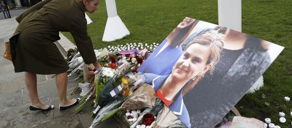 A woman leaves a floral tribute next to a photograph of murdered Labour Member of Parliament Jo Cox in Parliament Square, London, Britain June 17, 2016 A woman leaves a floral tribute next to a photograph of murdered Labour Member of Parliament Jo Cox in Parliament Square, London, Britain June 17, 2016 - Sputnik Türkiye